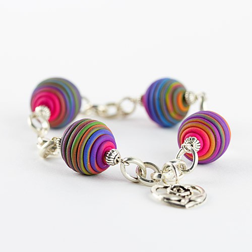 bracciale in pasta polimerica arcobaleno dettaglio