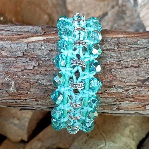bracciale a macrame menta lavorazione