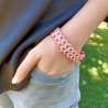 bracciale a macrame panna  e fragole indossato