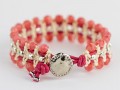 bracciale a macrame panna e fragole dettaglio